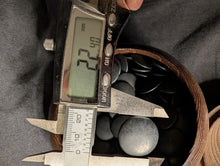 Load image into Gallery viewer, #C418 - Size 20 Slate and Shell Go Stones (Japanese) and Go Bowls Set (Chestnut)