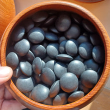 Загрузите изображение в средство просмотра галереи, #C263 - Размер 34/35 Slate & Shell Go Stones (utility) с Go Bowls (keyaki) Набор