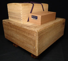Загрузите изображение в средство просмотра галереи, #J6261303 - 17.5cm Floor Board Set - Shinkaya - Tenchi-masa Cut - Slate &amp; Shell - Keyaki Bowls - Free FedEx Shipping